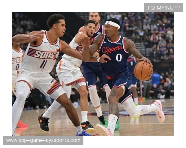 快船双人夹击奏效，莱昂纳德抢断快攻得分，展现球队全能防守与进攻实力